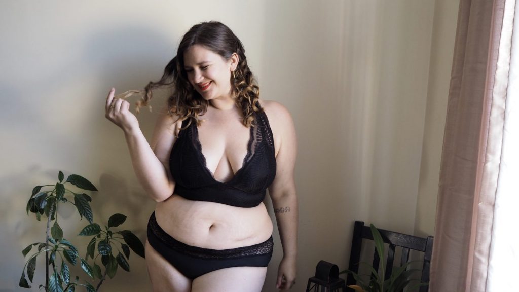 curvy girl thin lingerie review 1024x576 - 5 Full-Bust Lingerie Bloggers To Follow For Lingerie Advice